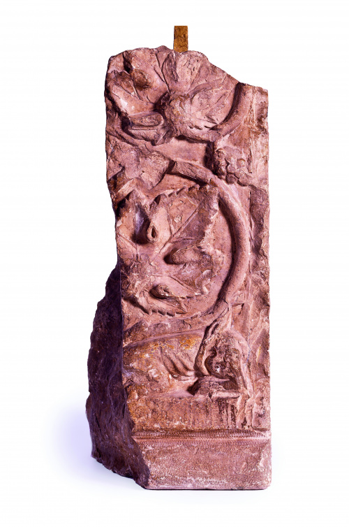 Fragmento Románico en piedra caliza tallada.