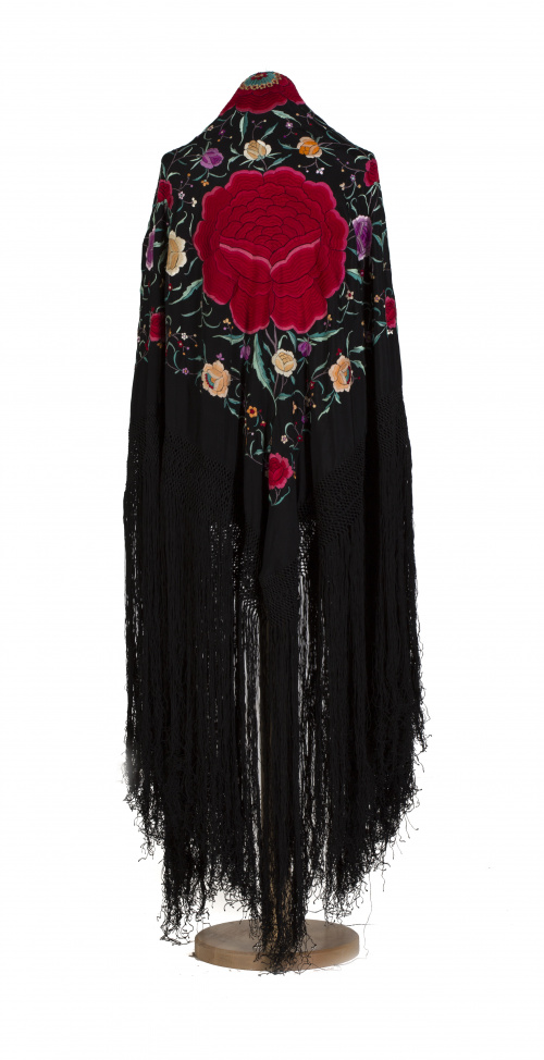 Mantón antiguo de “Manila” de seda,  con peonías y flores b