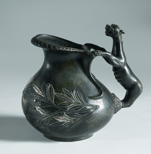 Aguamanil del Grand Tour en bronce pavonado y parcialmente 