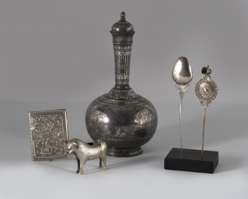 Sahumador con forma de toro de plata, fundida y cincelada, 