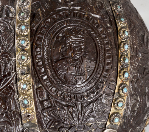 Coco tallado montado en plata con forma de jarro y turquesa