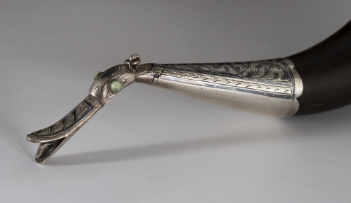 Cuerno de beber con engaste de plata nihelada, ley 875.Rus