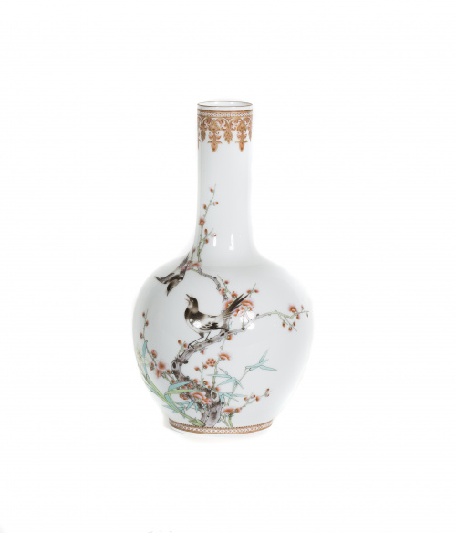 Jarrón globular en porcelana familia rosa con decoración ve