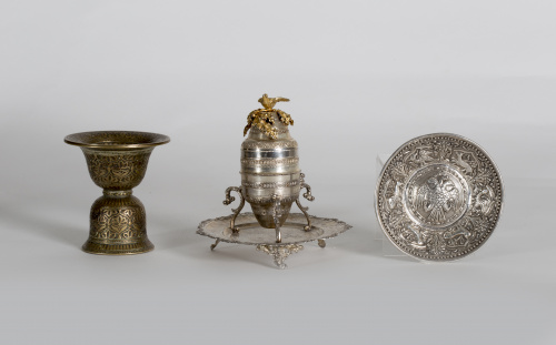 Escupidera de bronce con decoración grabada.Decan, India, 