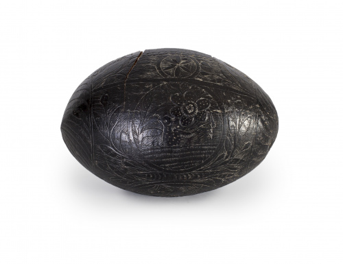 Alcancia o hucha en coco tallado.Venezuela o Guatemala, S.