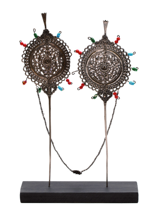 Pareja de tupus de plata repujada y cristal de colores.Ven