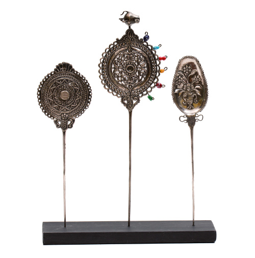 Conjunto de tres tupus de plata repujada con decoración rep