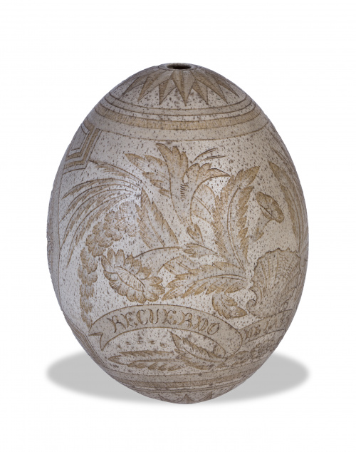 Huevo de avestruz con decoración grabada, con el antiguo es