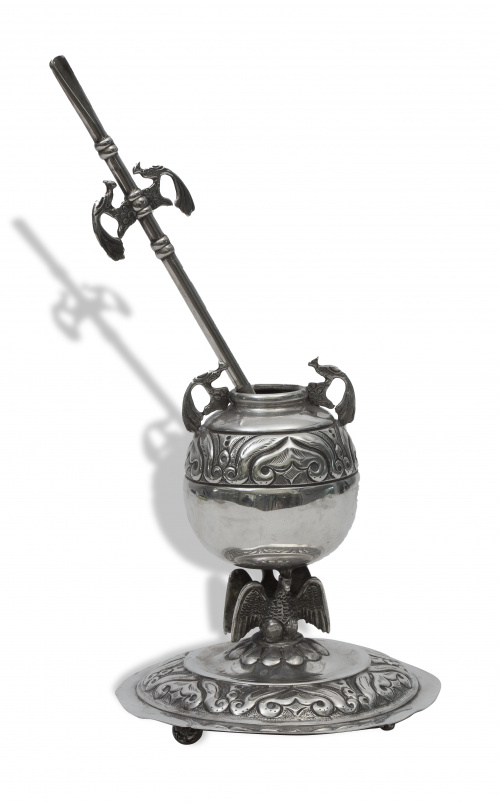 Matera de plata en su color de decoración grabada de hojas,