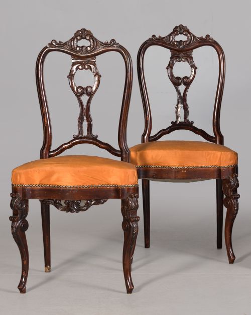 Pareja de sillas en madera tallada, S. XX.