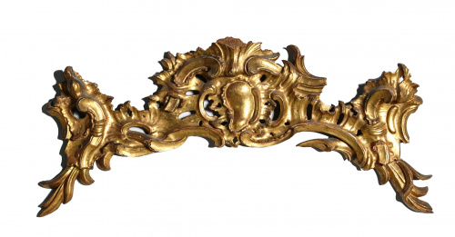 Copete de rocallas y cartones, madera estucada y dorada.Tr
