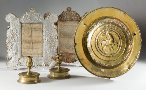 Dos candeleros en bronce con nudo de jarrón . S XVII