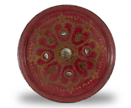 Bandeja de metal pintado con paisajes en cartelas y dorada.