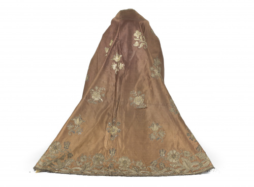 Capa Carlos IV en raso de seda marrón con flores bordadas e