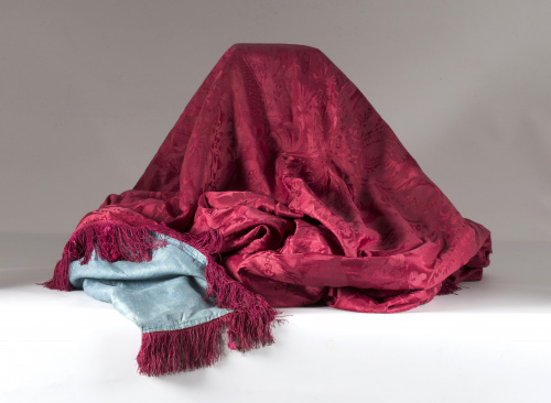 Colcha de damasco rojo con flores, S. XIX