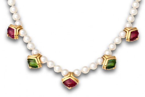 Gargantilla de perlas con cinco motivos en oro amarillo con