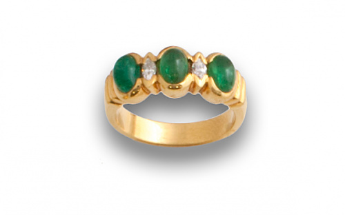Sortija con tres esmeraldas cabuchón y dos diamantes talla 