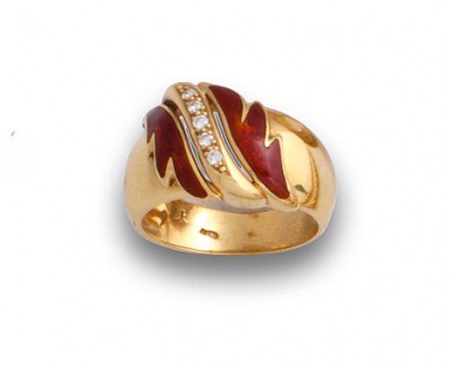 Sortija con línea sinuosa de brillantes entre hojas de esma