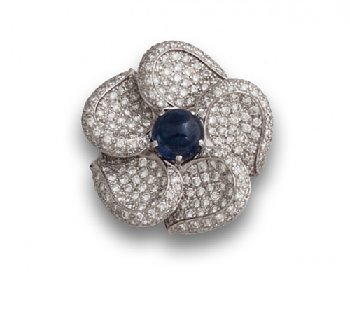 Broche flor con cabuchón central de zafiro de 3 ctes  y pét