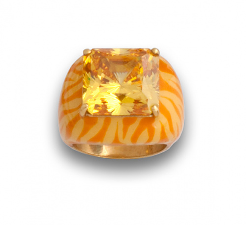 Sortija ancha con topacio amarillo de talla cuadrada entre 