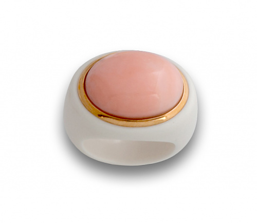 Sortija en ágata blanca tallada con cabuchón de coral piel 