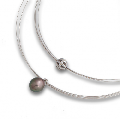 Gargantilla en hilo de oro blanco de 18K con motivo de esfe