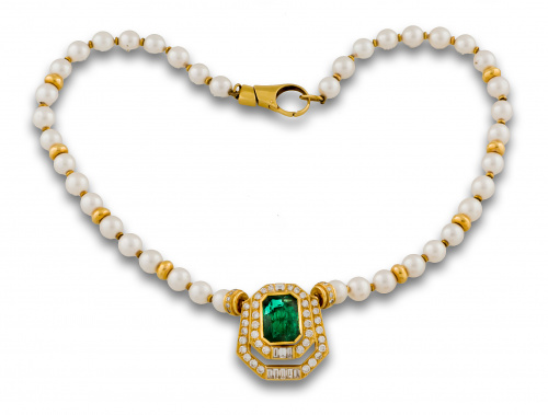Gargantilla de perlas con centro de gran esmeralda talla tr