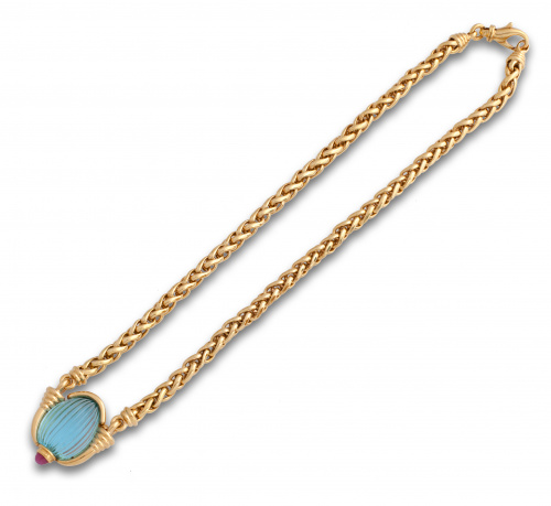 Gargantilla con topacio azul tallado con gallones enmarcado