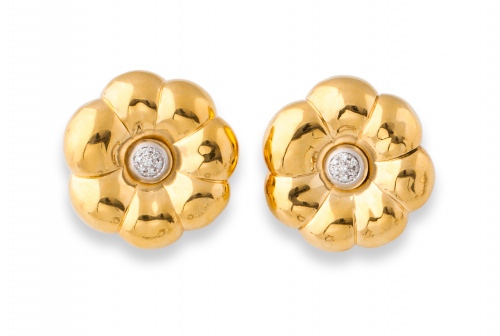 Pendientes flor en oro amarillo de 18K con centro de pavé d