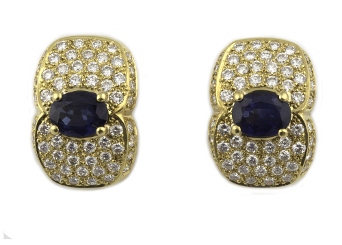 Pendientes con zafiros ovales en en centro de banda curva d