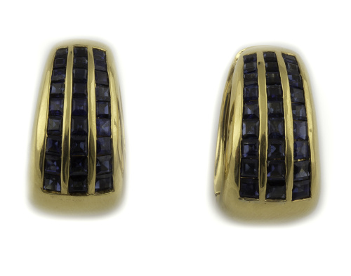 Pendientes de zafiros calibrados en forma de criolla ancha.