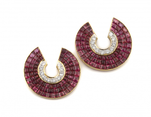 Pendientes en forma de “C” con rubíes de talla carré con en