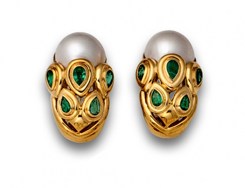 Pendientes con nido de perillas de esmeraldas coronados por