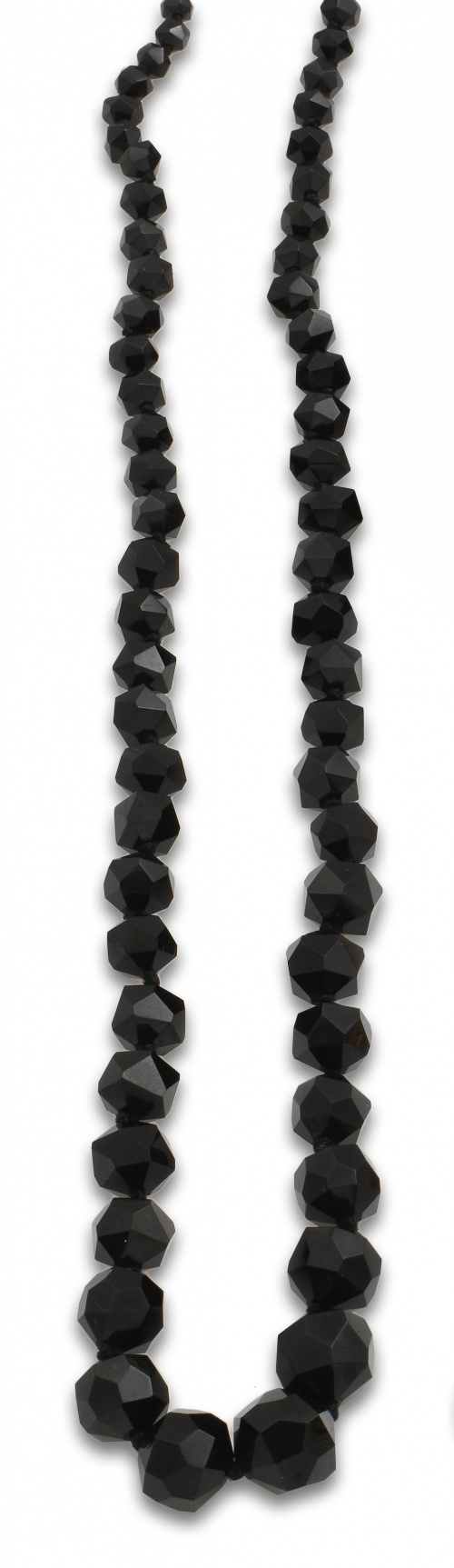 Collar largo s.XIX ,con cuentas de azabache facetadas de ta