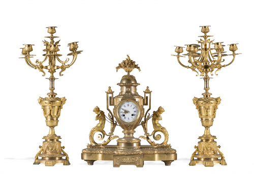 Reloj de sobre mesa de estilo Luis XVI de bronce dorado, co