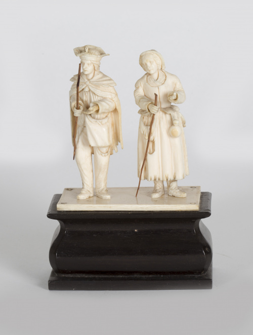 Escultura de dos mendigos en marfil. Francia, Dieppe S. .X