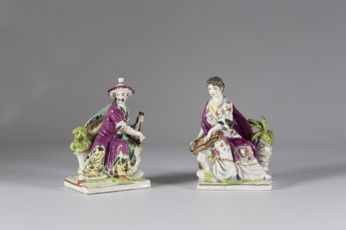Dos figuras de músicos de porcelana esmaltada.Trabajo fran