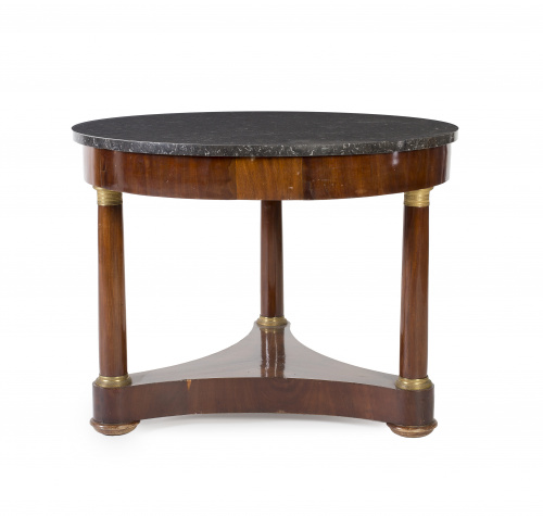 Mesa velador Imperio en madera de caoba con tapa de mármol.