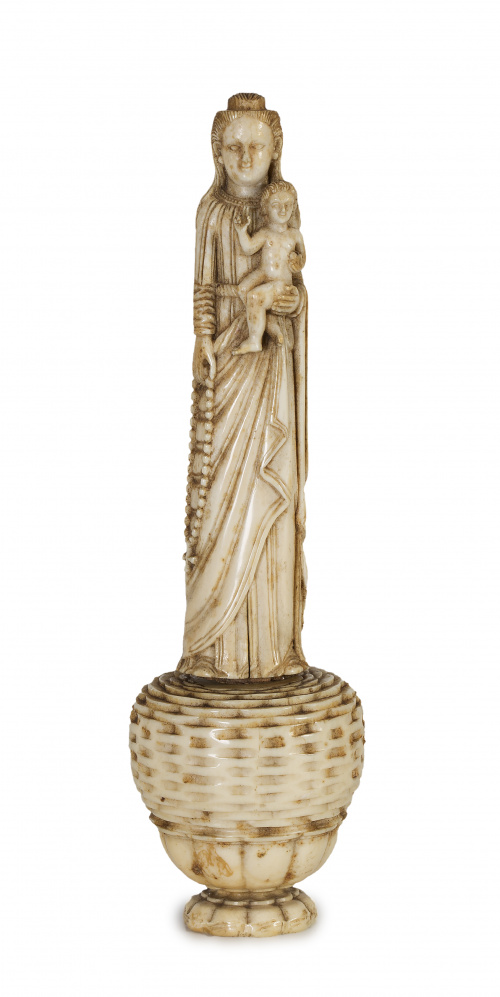 “Virgen del Rosario” escultura exenta en marfil tallado.Es