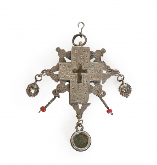 Relicario de plata con forma de cruz, con decoración grabad
