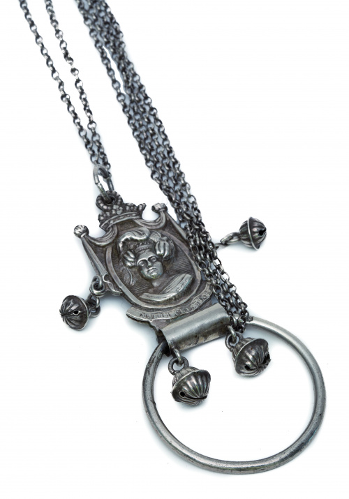 Sonajero de plata con retrato por ambas caras de Mª Cristin