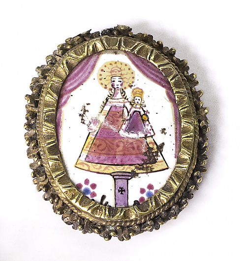 Medalla devocional de esmalte con la Virgen por un lado y p