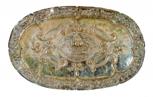 Bandeja ovalada de plata con decoración repujada de un cest