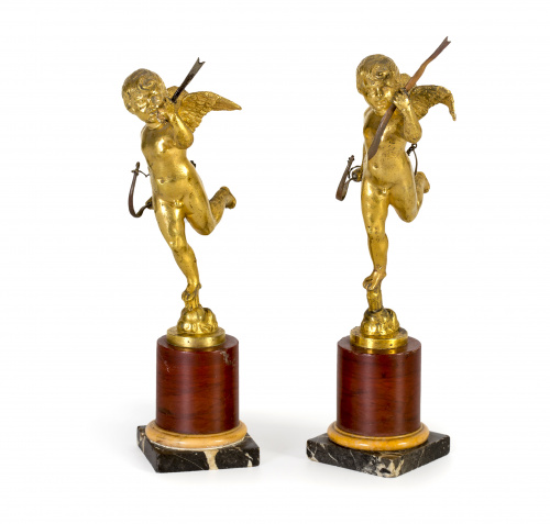 Pareja de cupidos de bronce dorado.Trabajo francés, h. 1800