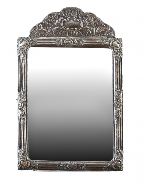 Espejo de plata en su color de decoración repujada, S. XVIII