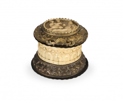 Caja ovalada en marfil tallado con montura de latón dorado.