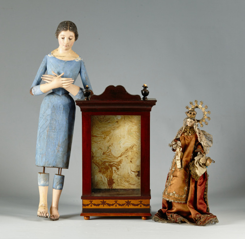 Virgen vestidera, tallada, policromada  y articulada. Tiene