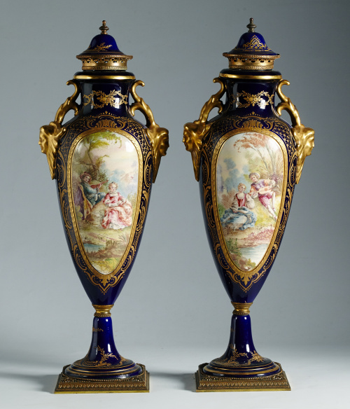 Pareja de jarrones de estilo Luis XVI de cerámica esmaltada