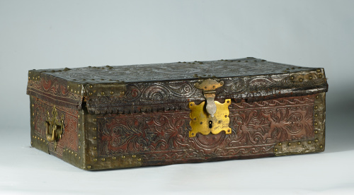 Maleta con alma de madera en cuero grabado decorada con hoj