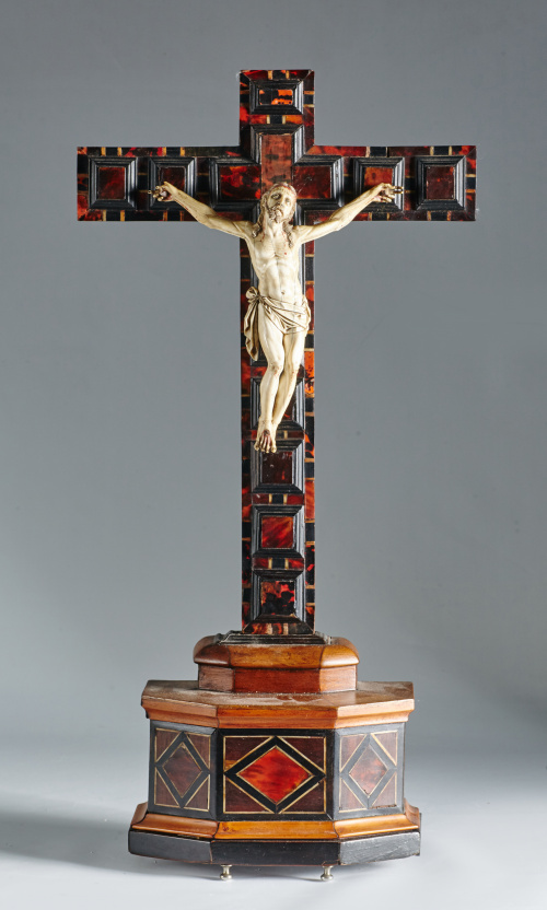 Cristo de marfil tallado y policromado, sobre cruz de mader